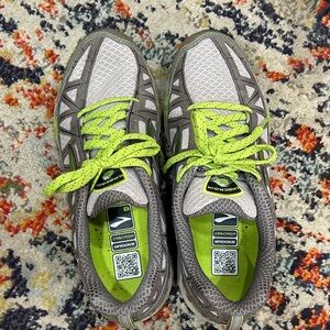 Brooks Cascadia Shoes with Neon Accents size 9